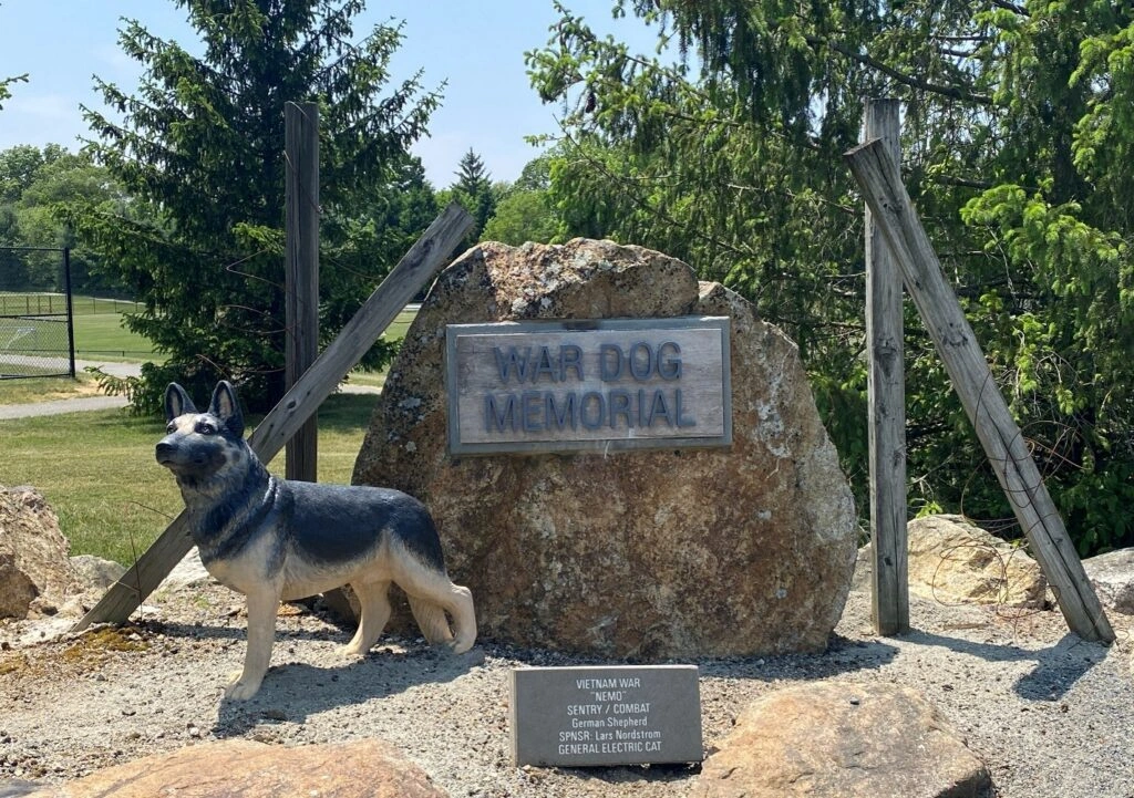 Memorial honoring military service dogs